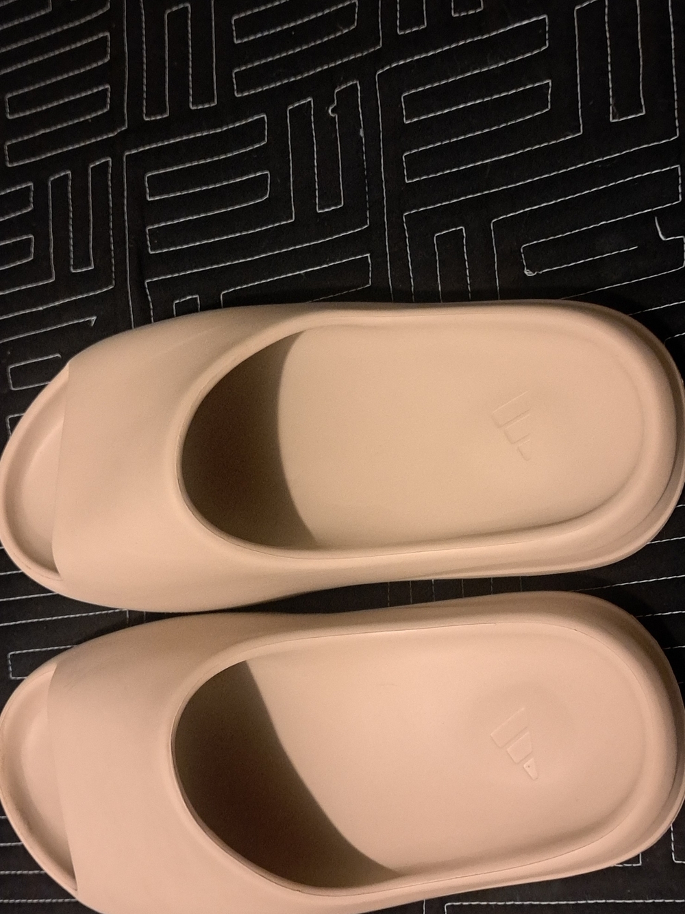 Yeezy Foam RNR - Carbon - Picture 8 of 8